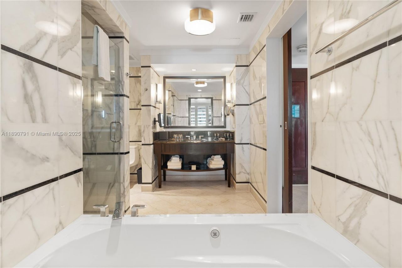 4391 Collins Ave, Unit 402, Miami Beach, FL 33140 Photo