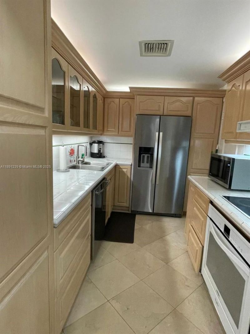 5005 Collins Ave, Unit 411, Miami Beach, FL 33140 Photo