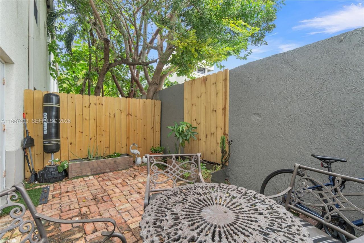 3067 Center St, Unit 17, Miami, FL 33133 Photo