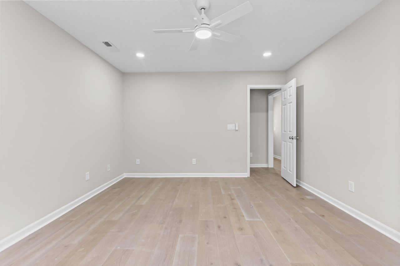 2220 Hillside Street Photo 4