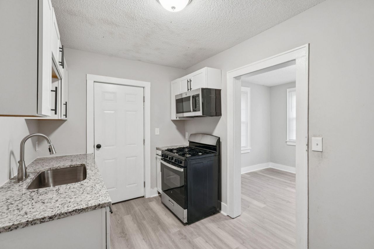 2732 Houston Street Photo 4