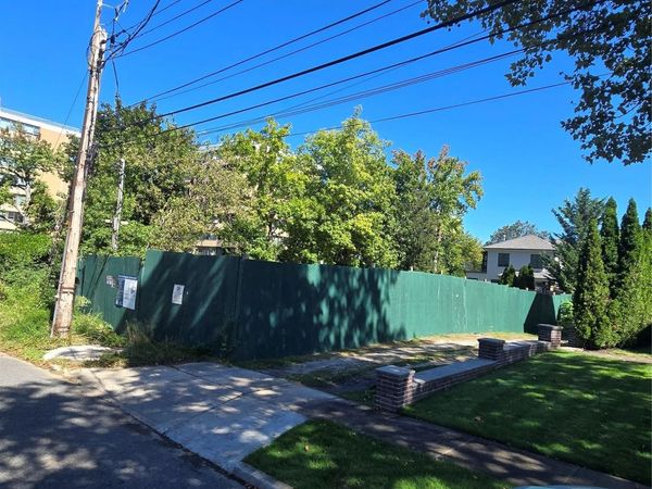 10-33 Burton Street, Beechhurst, NY 11357