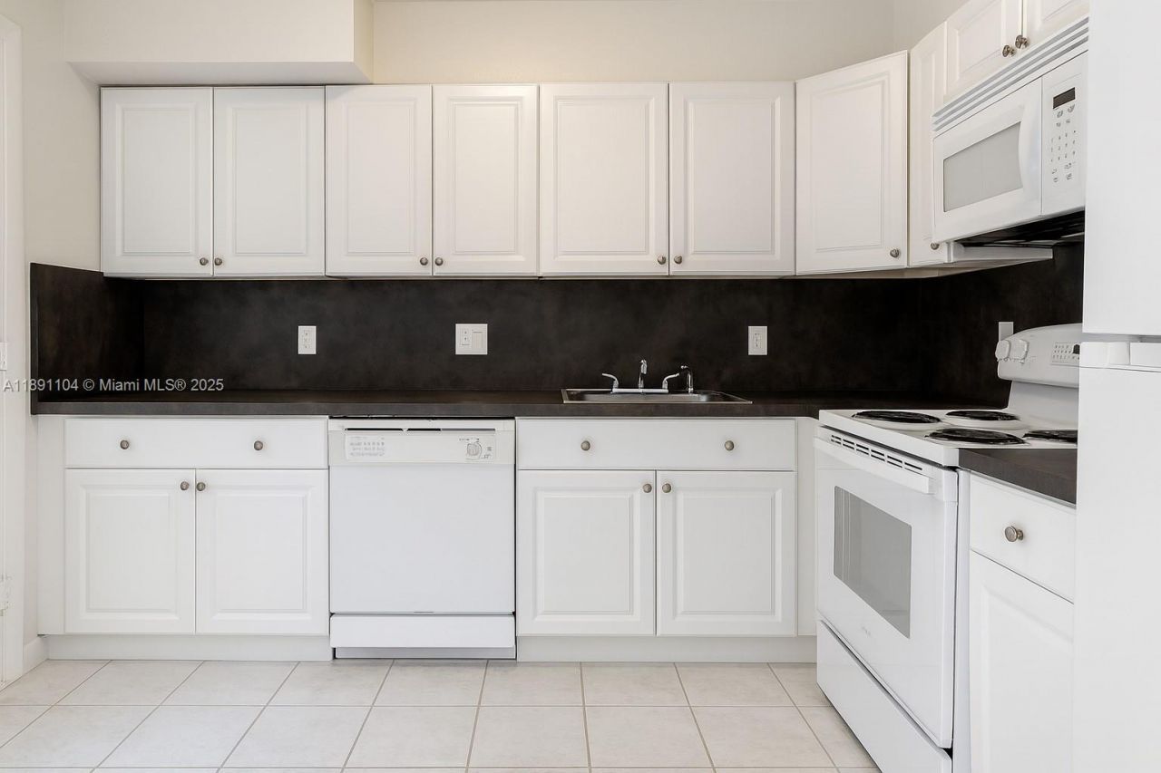 1662 Lincoln Ct, Unit 402, Miami Beach, FL 33139 Photo