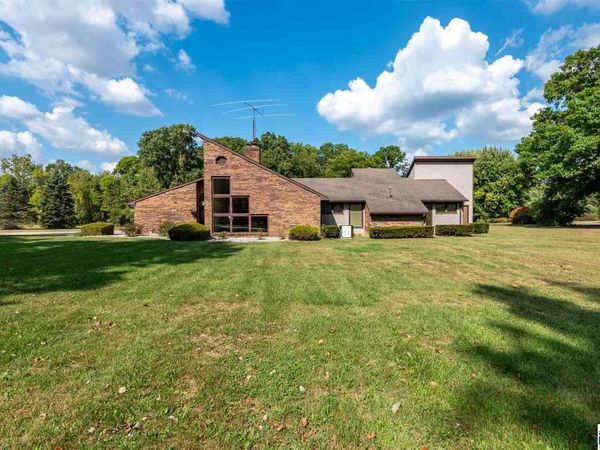 581 W Krislynn Woods, West Terre Haute, IN 47885