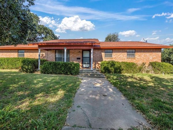 232 S Moseley Street, De Leon, TX 76444
