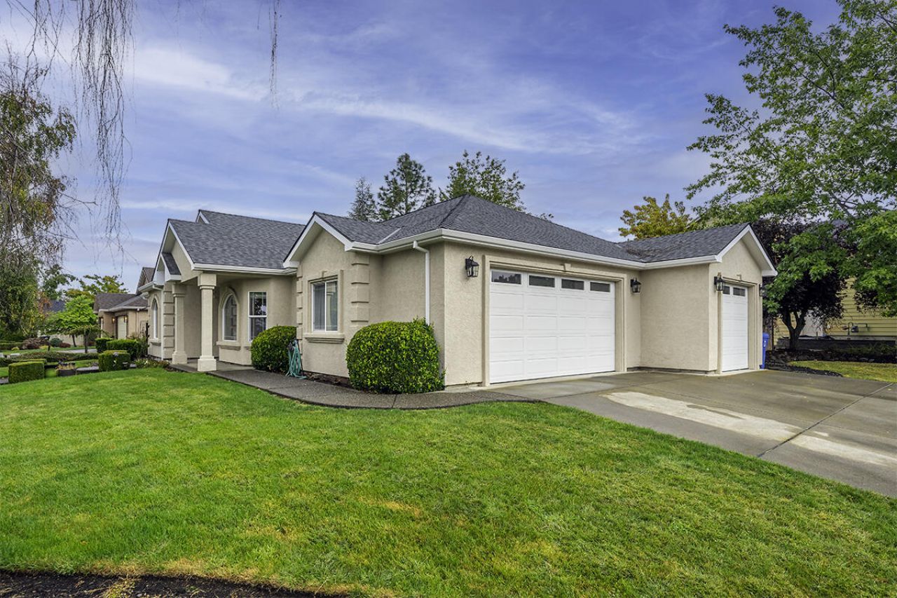 375 Robert Trent Jones Boulevard, Eagle Point, OR 97524 Main Photo