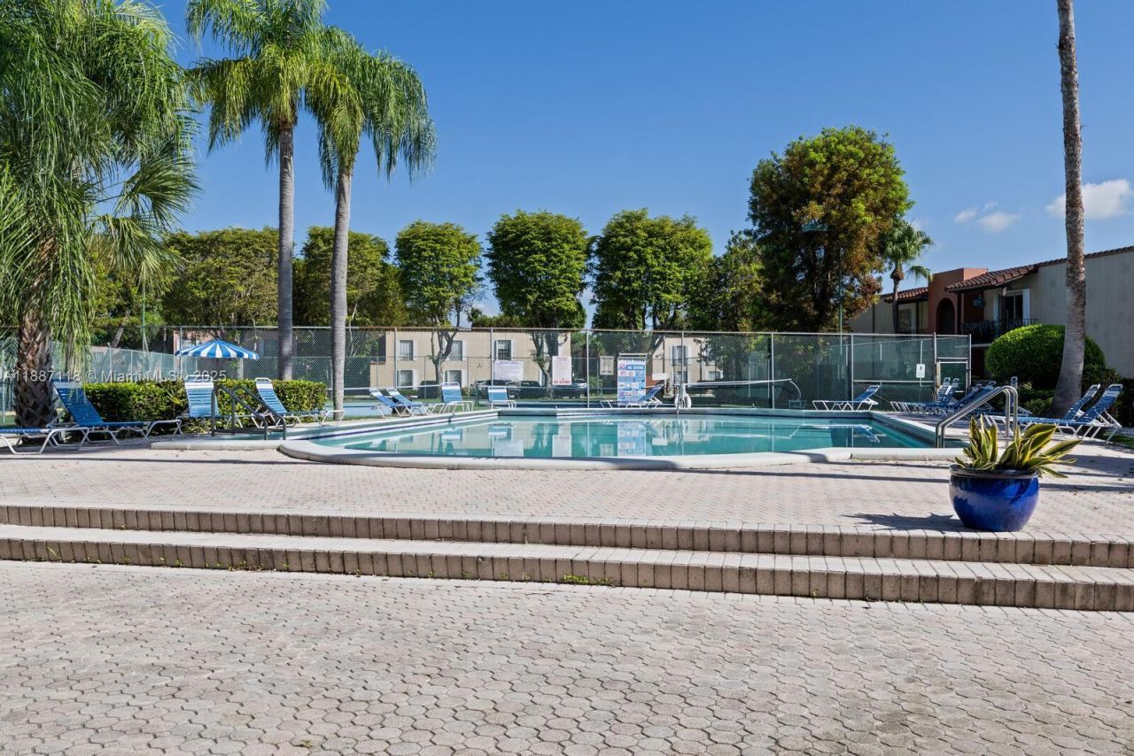 10816 N Kendall Dr, Unit R16, Miami, FL 33176 Photo