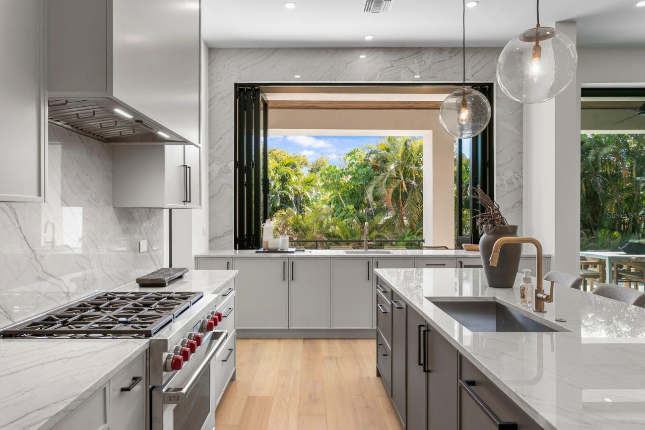 5104 W Platt Street, Tampa, FL 33609 Photo