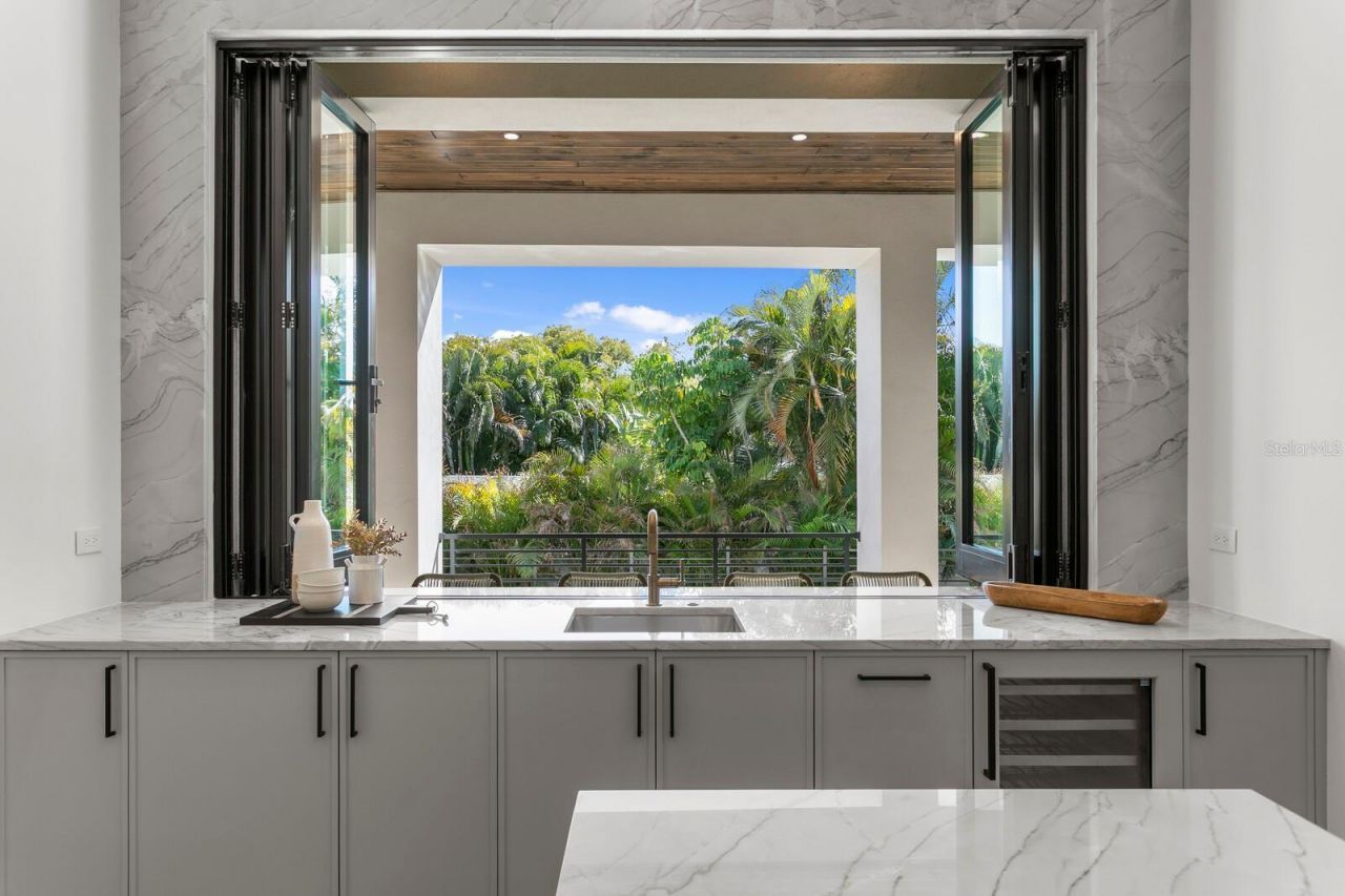 5104 W Platt Street, Tampa, FL 33609 Photo