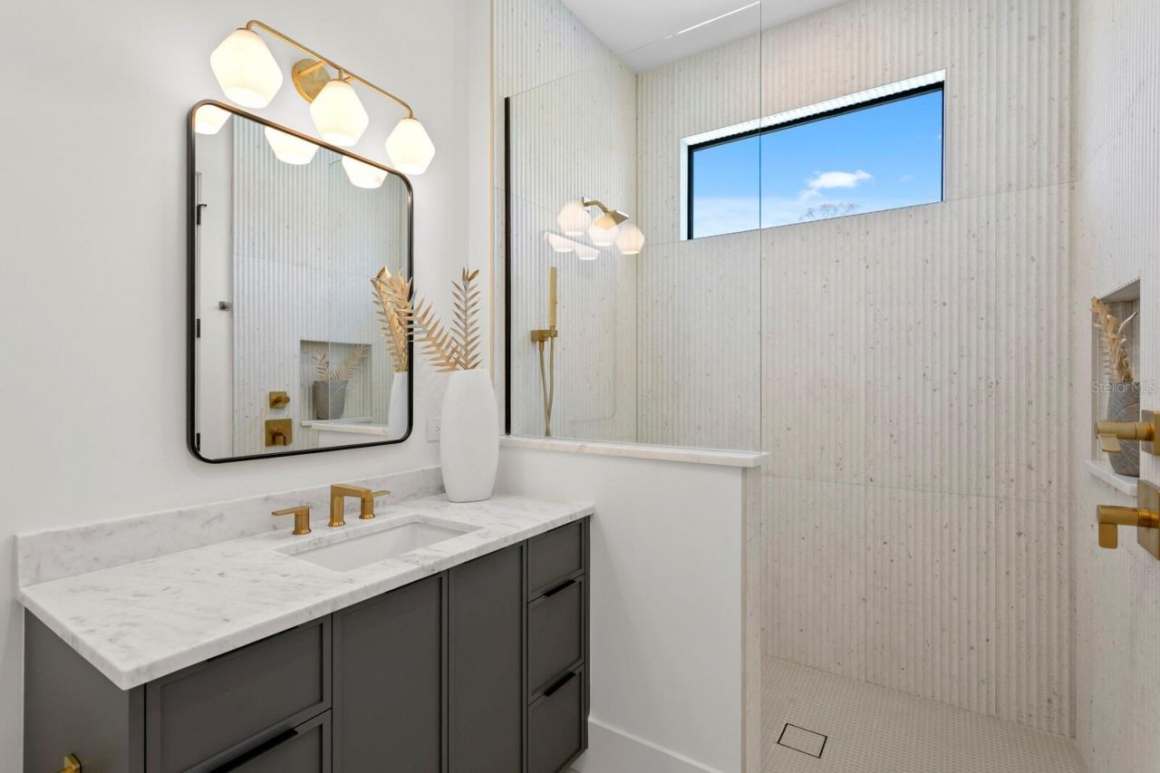 5104 W Platt Street, Tampa, FL 33609 Photo