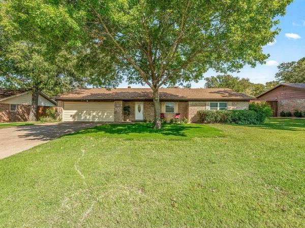 1003 Royal Lane, Graham, TX 76450
