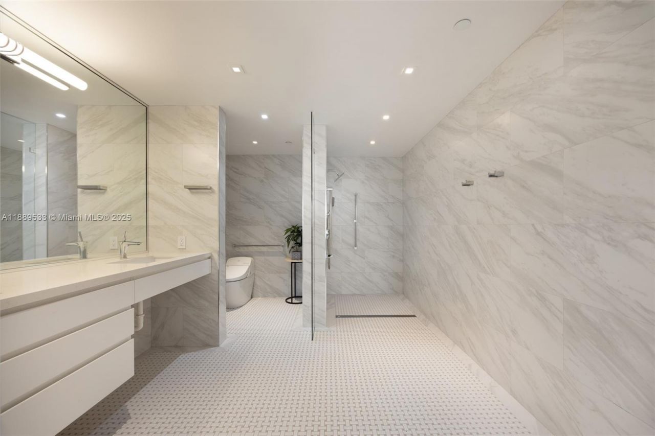 1000 S Pointe Dr, Unit 703, Miami Beach, FL 33139 Photo