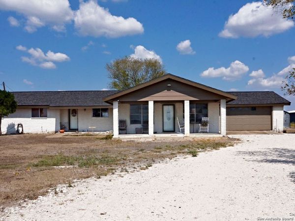 6604 County Road 136, Pawnee, TX 78145