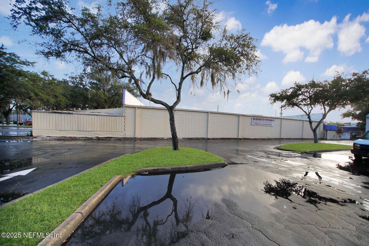 5804 Beach Boulevard, Jacksonville, FL 32207 Photo