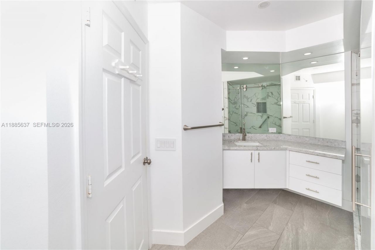 17150 N Bay Rd, Unit 2914, Sunny Isles Beach, FL 33160 Photo