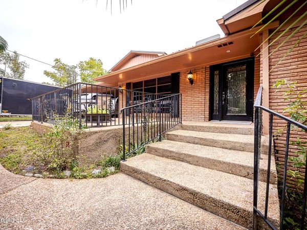 1204 Hillcrest Drive, Ocean Springs, MS 39564