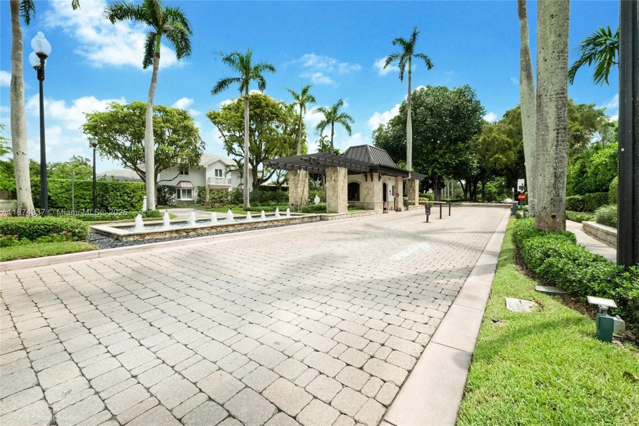 277 Veleros Ct, Coral Gables, FL 33143 Photo