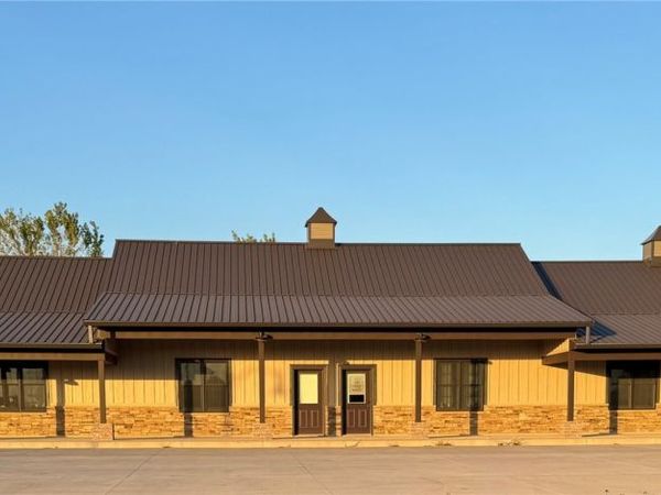 106 Towne Centre Drive, Urbana, IA 52345