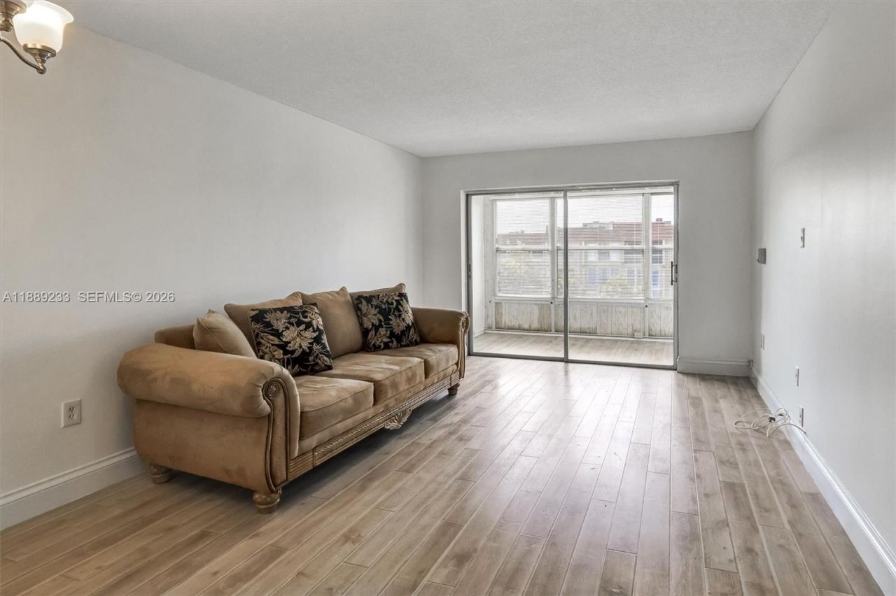 9010 Sunrise Lakes Blvd, Unit 306, Sunrise, FL 33322 Photo