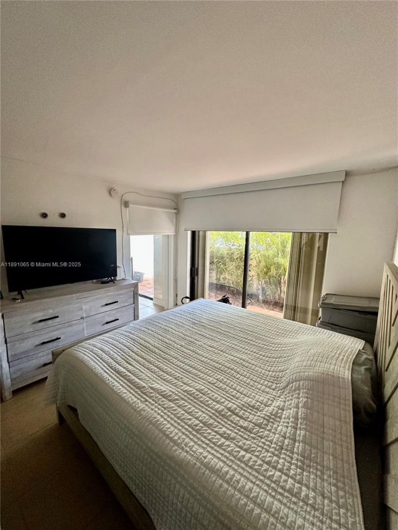 1650 NE 115th St, Unit 102, Miami, FL 33181 Photo