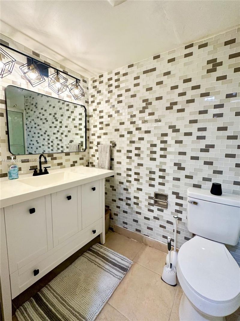 1650 NE 115th St, Unit 102, Miami, FL 33181 Photo