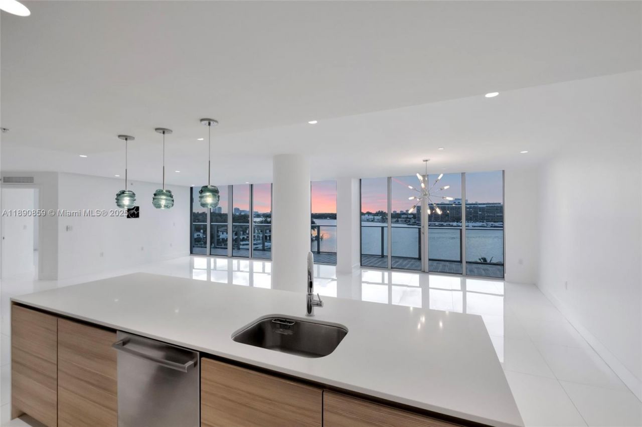 6620 Indian Creek Dr, Unit PH711, Miami Beach, FL 33141 Photo