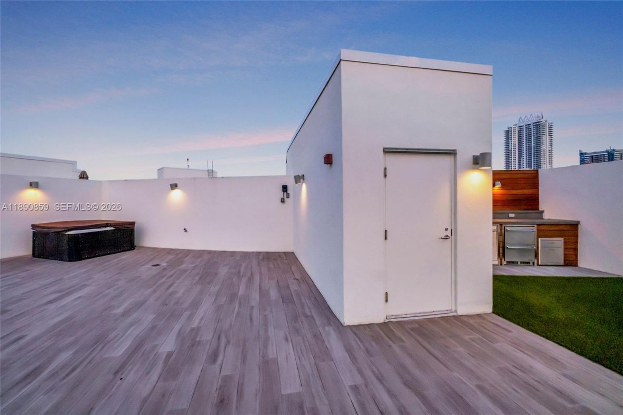 6620 Indian Creek Dr, Unit PH711, Miami Beach, FL 33141 Photo