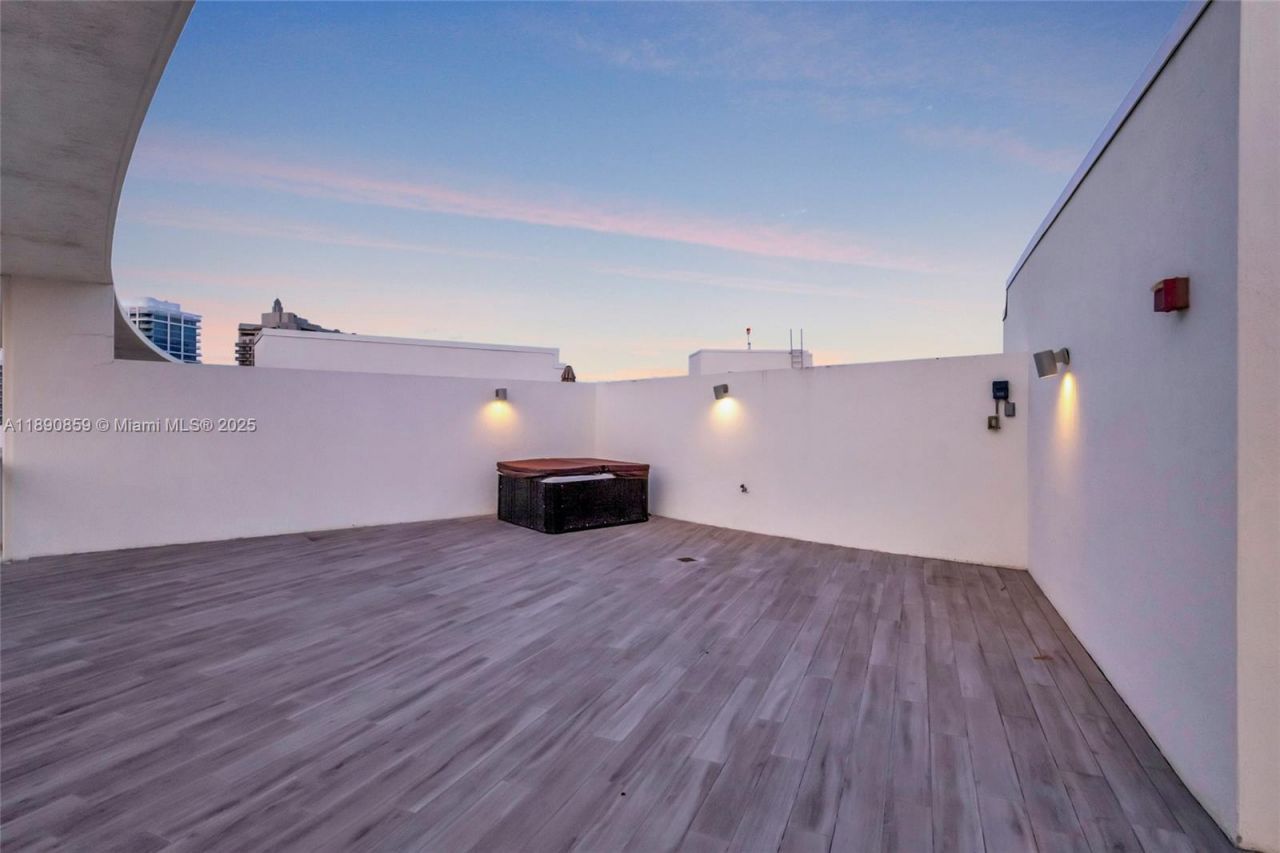 6620 Indian Creek Dr, Unit PH711, Miami Beach, FL 33141 Photo