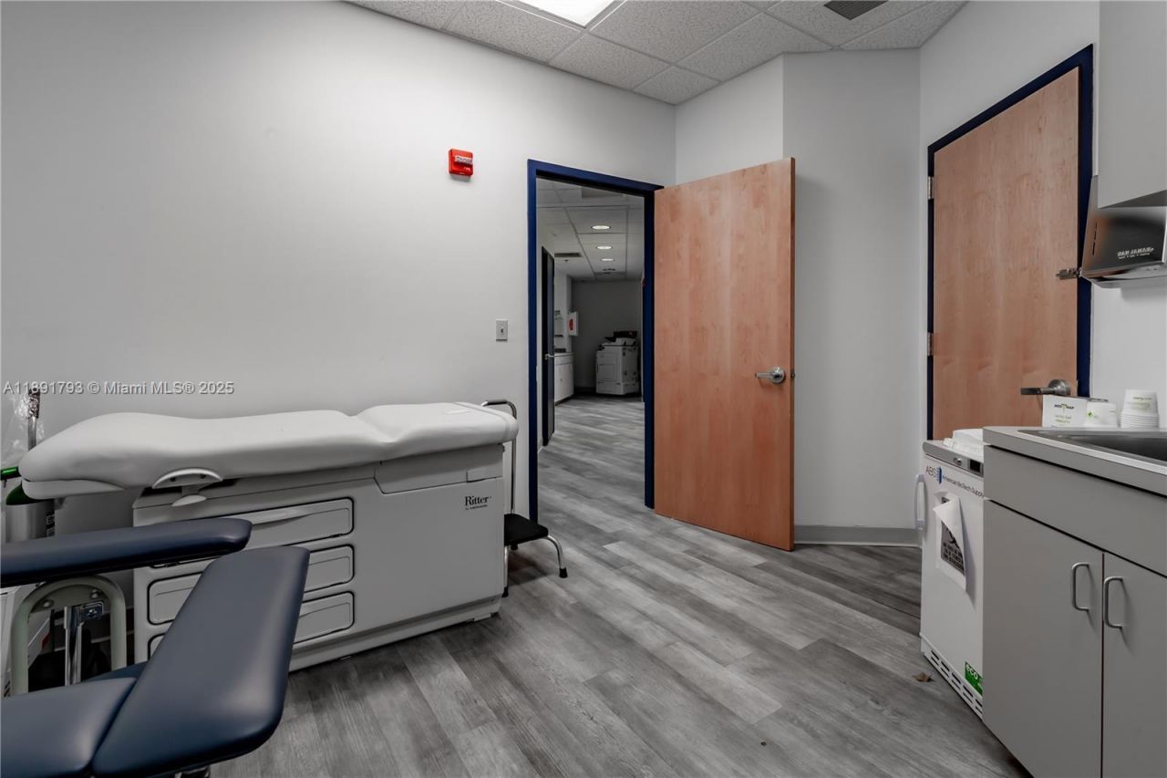 410 W 41st St, Unit 103, Miami Beach, FL 33140 Photo