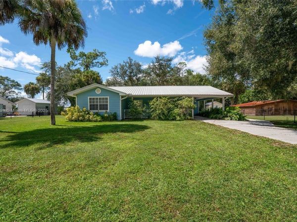 1076 Park Dr, La Belle, FL 33935