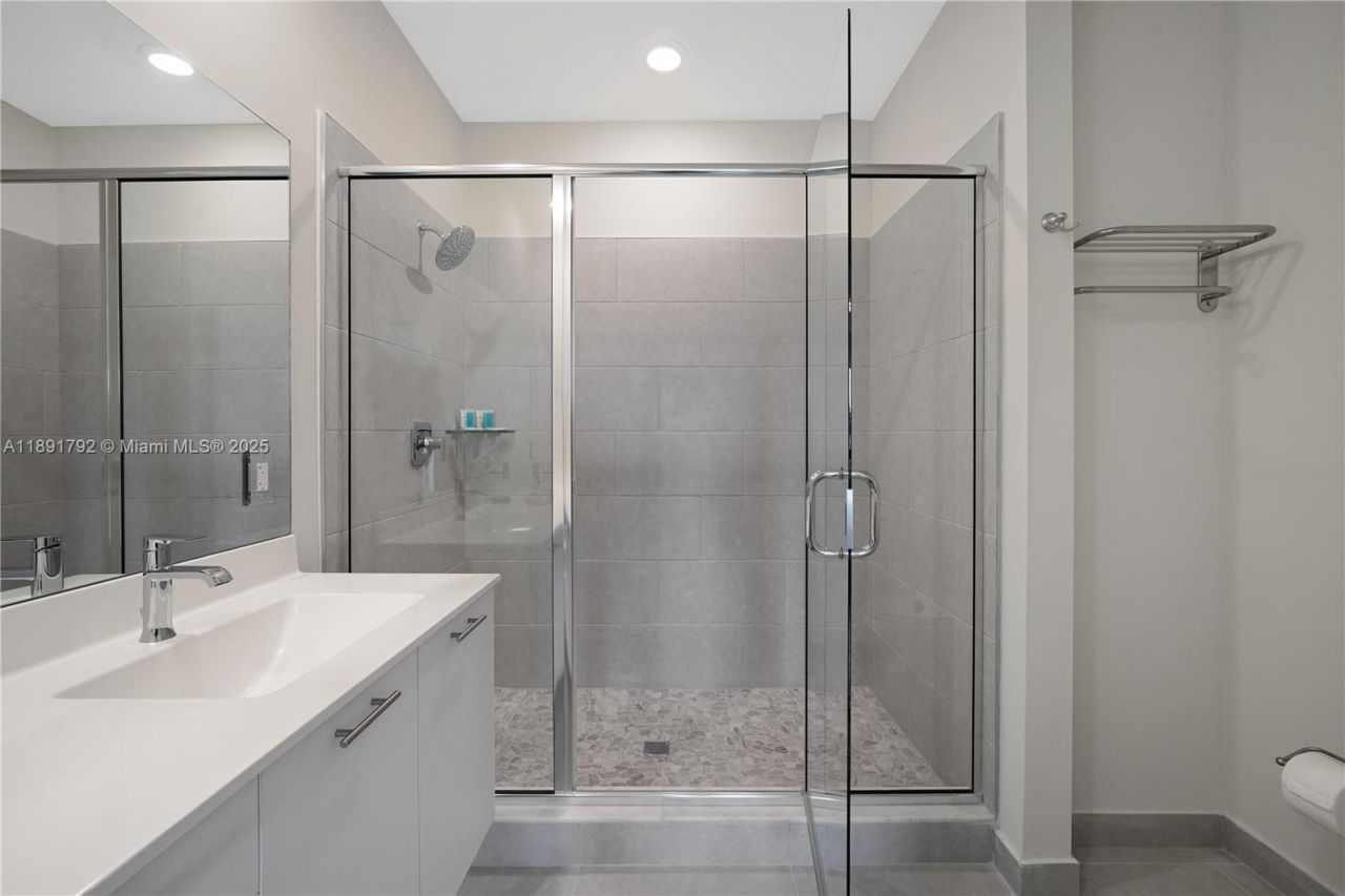 8167 NW 41st St, Unit E-203, Doral, FL 33166 Photo