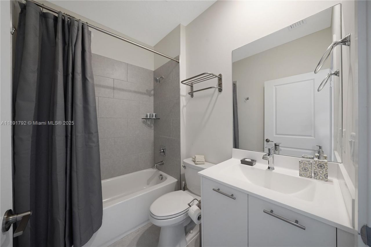 8167 NW 41st St, Unit E-203, Doral, FL 33166 Photo