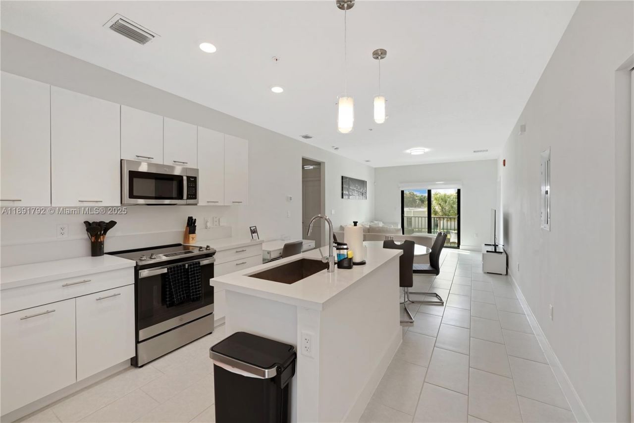 8167 NW 41st St, Unit E-203, Doral, FL 33166 Photo