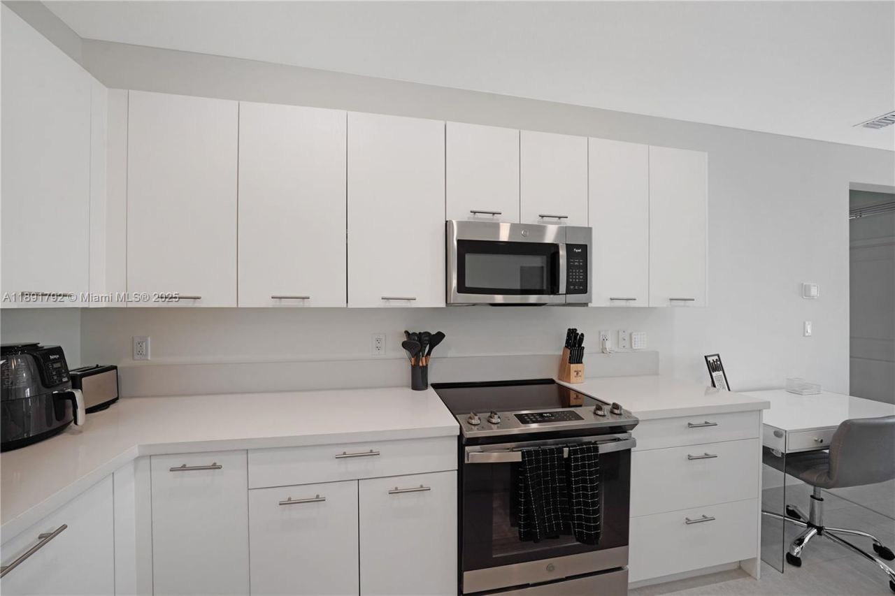 8167 NW 41st St, Unit E-203, Doral, FL 33166 Photo