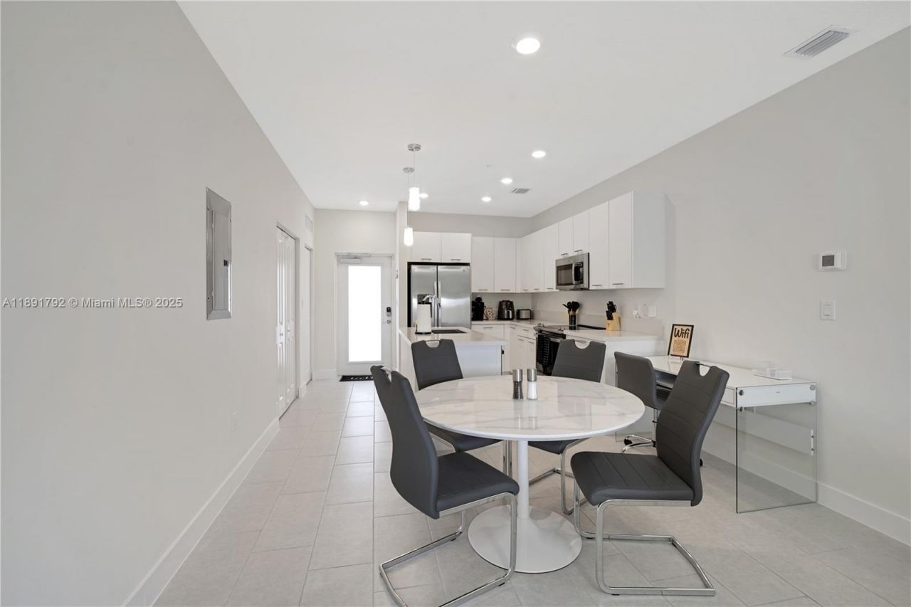 8167 NW 41st St, Unit E-203, Doral, FL 33166 Photo