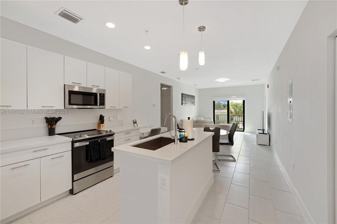 8167 NW 41st St, Unit E-203, Doral, FL 33166 Photo