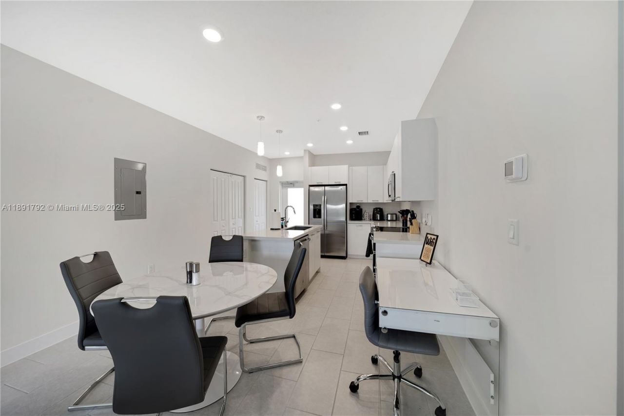 8167 NW 41st St, Unit E-203, Doral, FL 33166 Photo