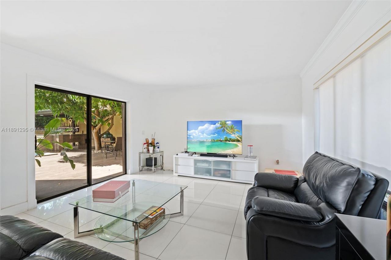 1010 NE 204th Ter, Miami, FL 33179 Photo