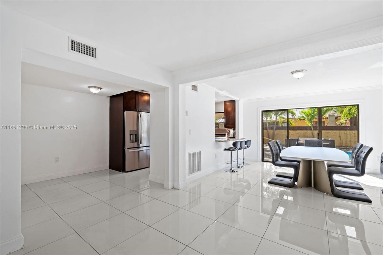 1010 NE 204th Ter, Miami, FL 33179 Photo