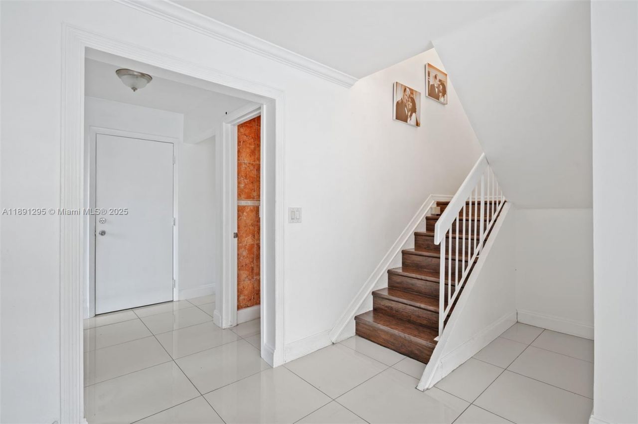 1010 NE 204th Ter, Miami, FL 33179 Photo