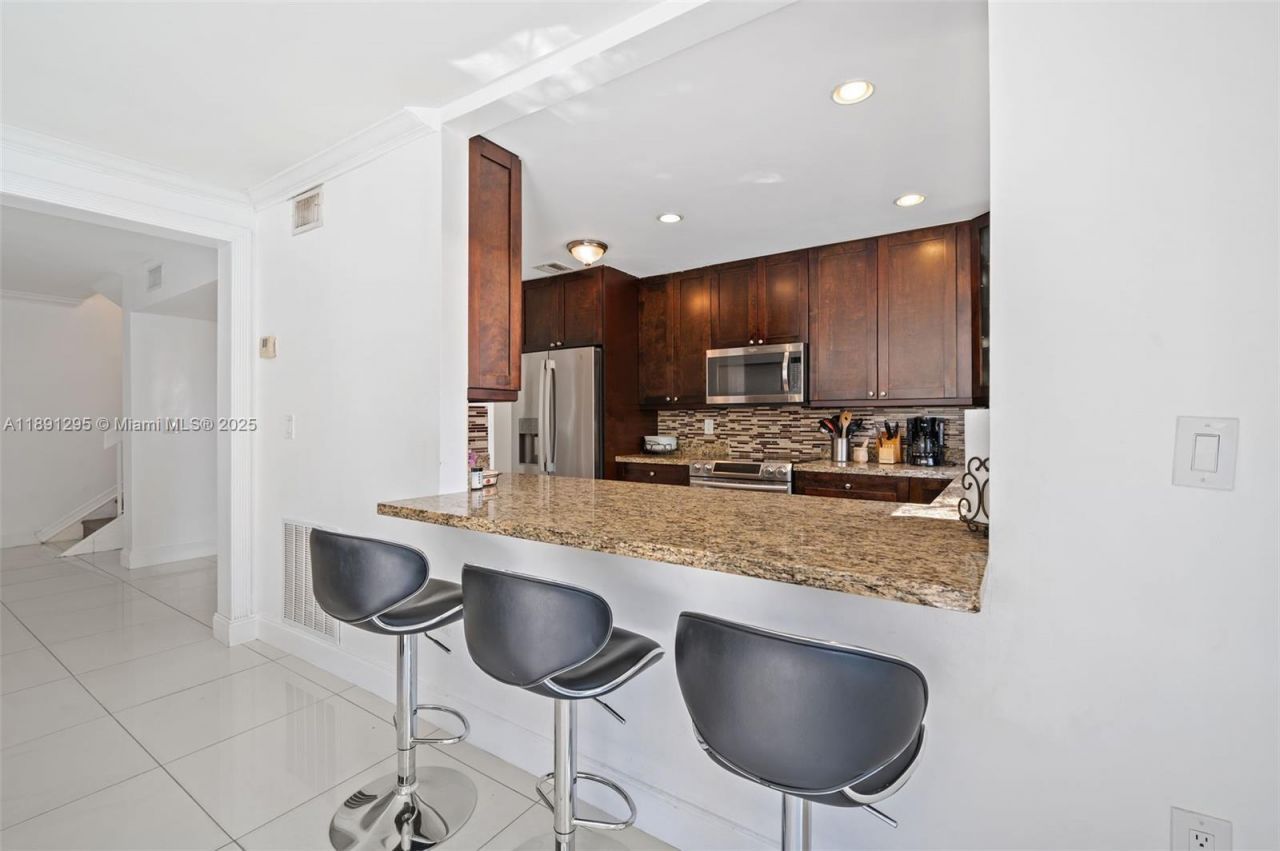 1010 NE 204th Ter, Miami, FL 33179 Photo