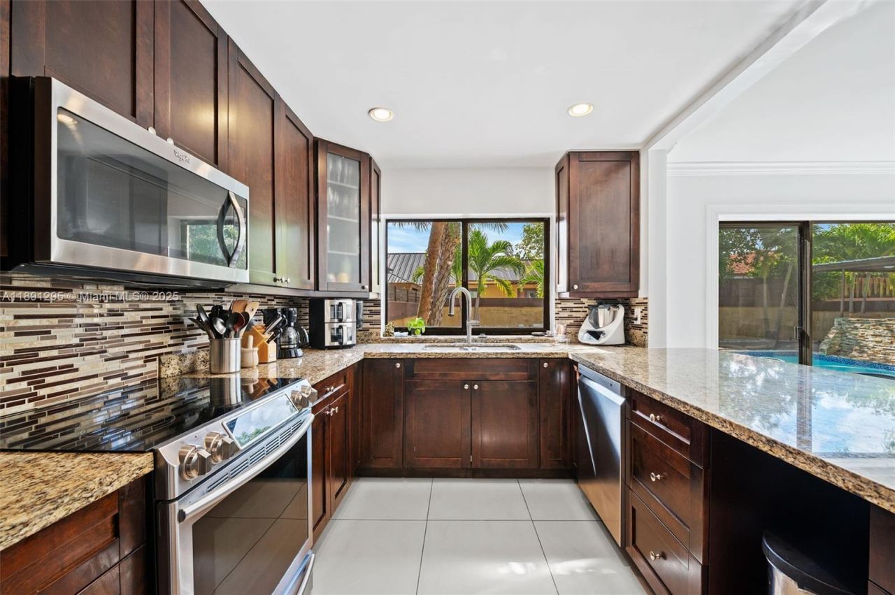 1010 NE 204th Ter, Miami, FL 33179 Photo