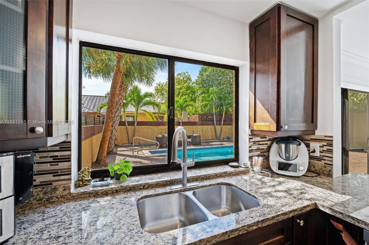 1010 NE 204th Ter, Miami, FL 33179 Photo