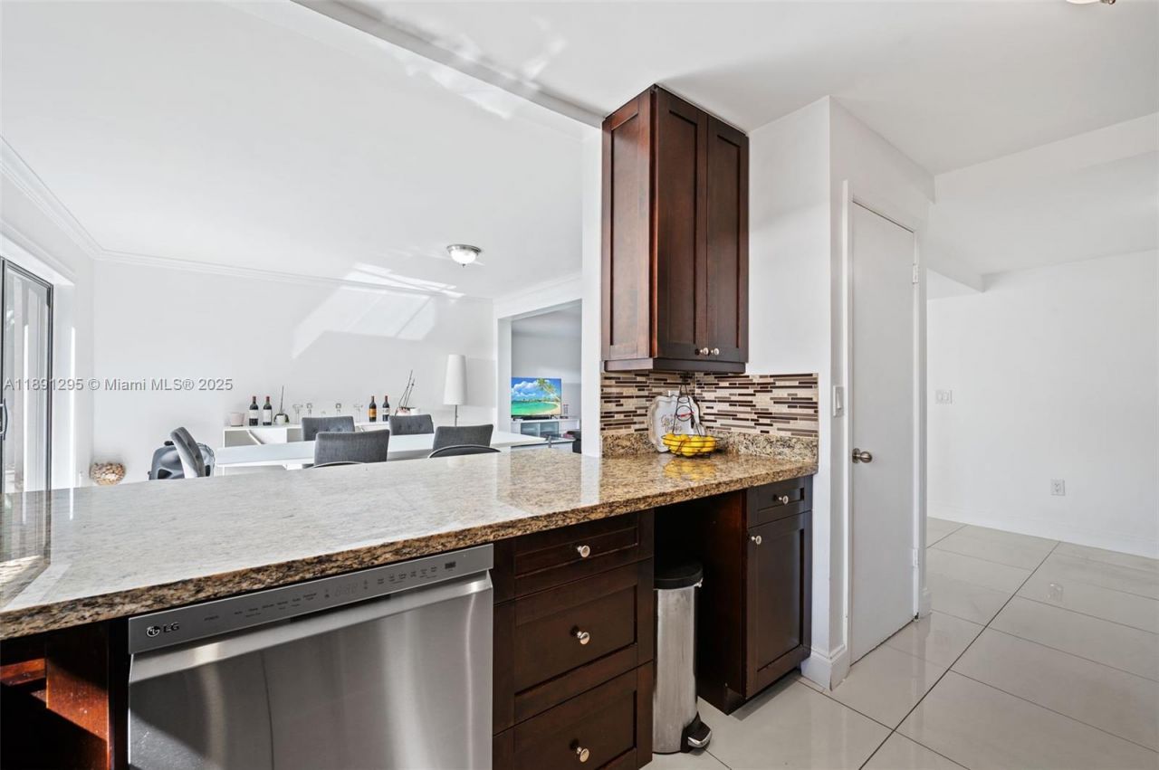 1010 NE 204th Ter, Miami, FL 33179 Photo