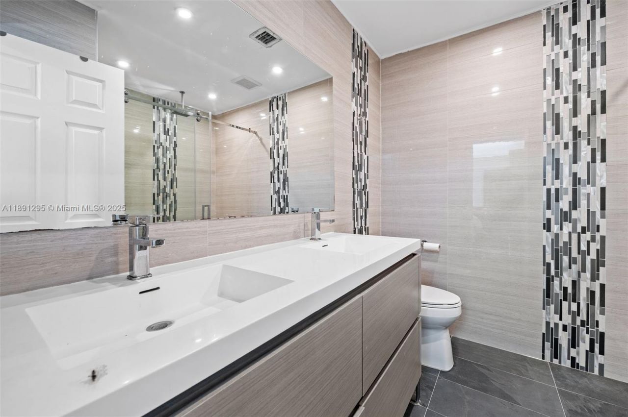 1010 NE 204th Ter, Miami, FL 33179 Photo