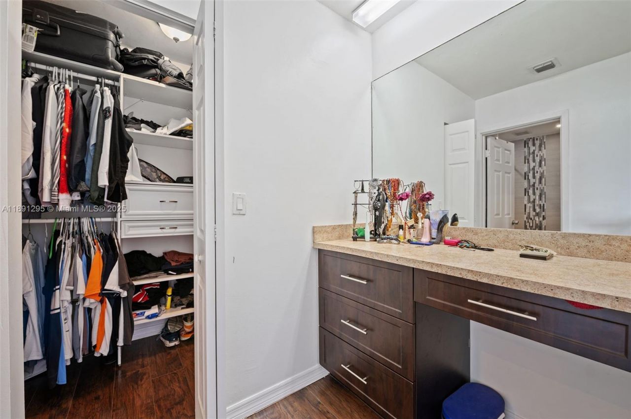 1010 NE 204th Ter, Miami, FL 33179 Photo