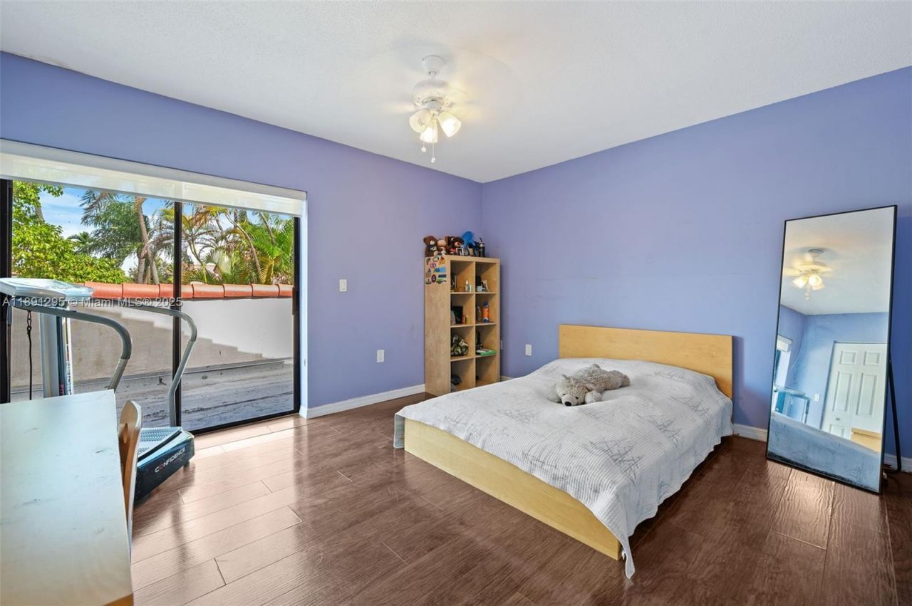 1010 NE 204th Ter, Miami, FL 33179 Photo