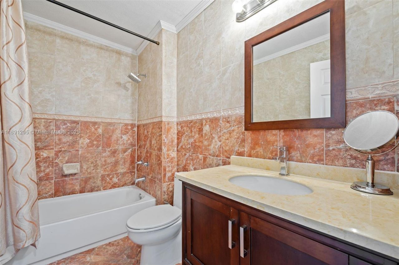 1010 NE 204th Ter, Miami, FL 33179 Photo