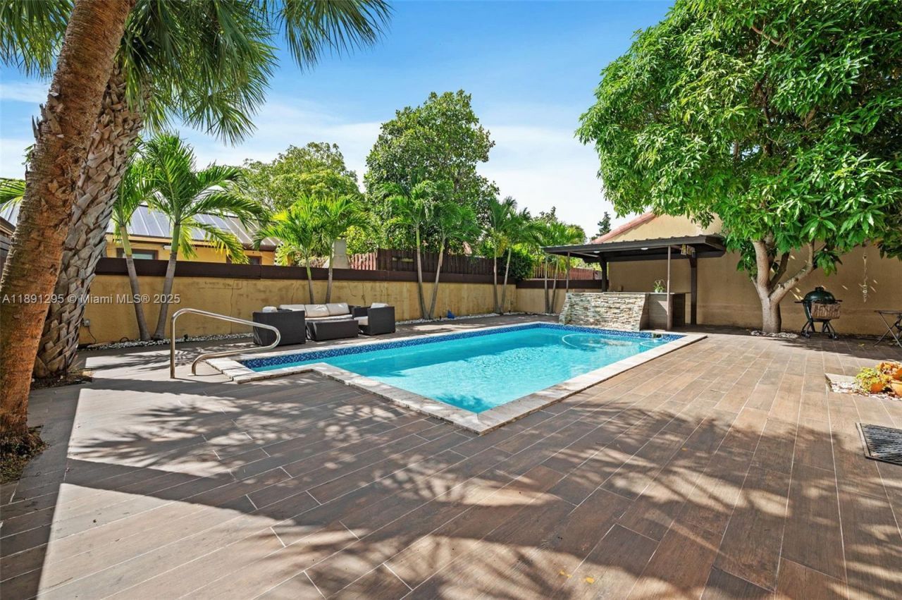 1010 NE 204th Ter, Miami, FL 33179 Photo