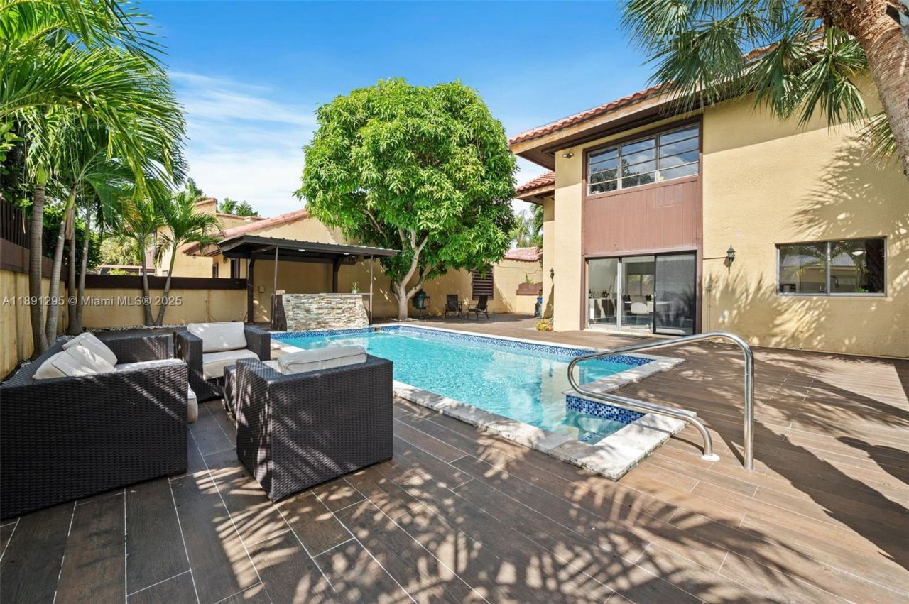 1010 NE 204th Ter, Miami, FL 33179 Photo